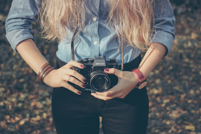 photographe-LA ROQUE ESCLAPON-min_hand-person-girl-woman-camera-photography-614-pxhere.com