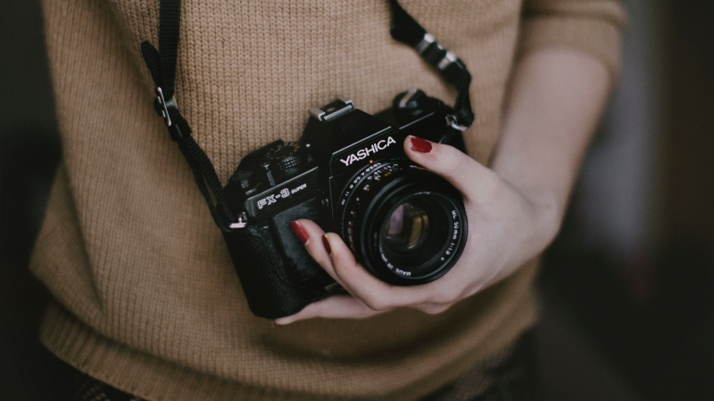 photographe-LA ROQUE ESCLAPON-min_woman-camera-photography-photographer-slr-dslr-319-pxhere.com